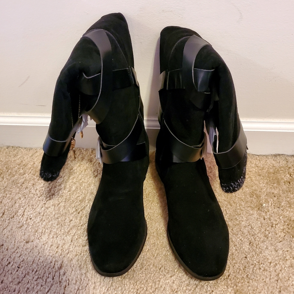 Never Worn FLAT BOOTS SIZE 9.5 COLOR IS BLACK